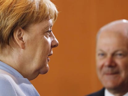 La canciller alemana Angela Merkel y el ministro de finanzas Olaf Scholz.