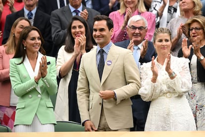 Middleton junto a Roger Federer y su esposa Mirka mientras el All England Lawn Tennis and Croquet Club rendía homenaje al tenista, quien se retiró el año pasado en este mismo torneo.