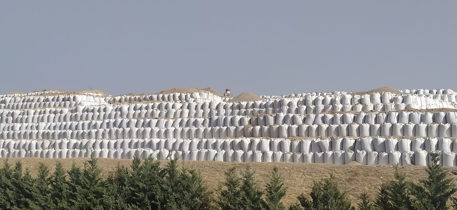 Cientos de sacos de cenizas en el parque de residuos de Valdemingómez en 2022. 