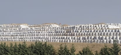 Cientos de sacos de cenizas en el parque de residuos de Valdemingómez