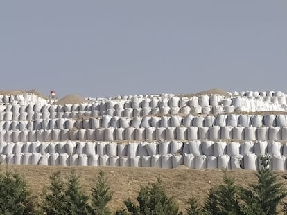 Cientos de sacos de cenizas en el parque de residuos de Valdemingómez