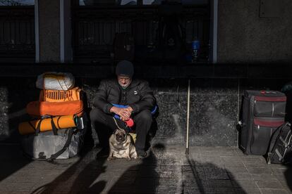 Un hombre, con su perro, espera en la estación principal de trenes de Kiev, el 28 de febrero.