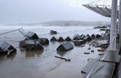 Vista de los daños ocasionados en el paseo marítimo de Gijón a causa del temporal que azota la costa asturiana con olas de más de 11 metros de altura y rachas de viento de 120 kilometros por hora. 