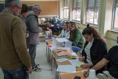 La participación electoral cae en Extremadura casi seis puntos a mitad de la jornada 