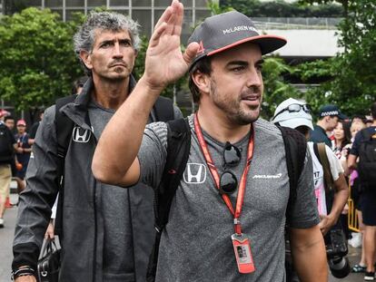 Alonso saluda a la afici&oacute;n en el circuito de Marina Bay, Singapur.