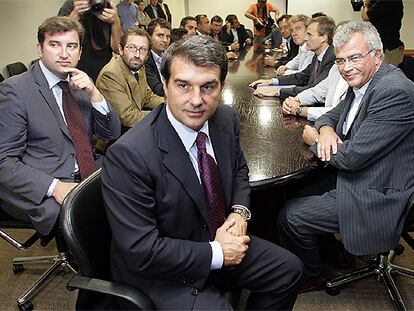 La junta dimisionaria del Barcelona, durante su reunión de ayer.