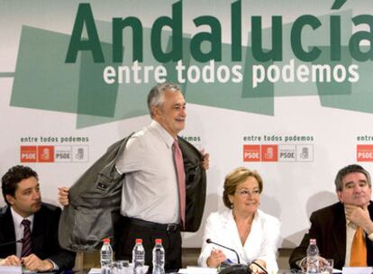 José Antonio Griñán se quita la chaqueta, antes del comienzo de la reunión de la ejecutiva del PSOE andaluz.