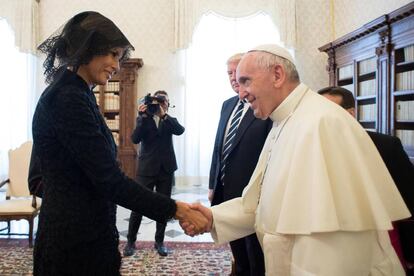 Melania Trump y el papa Francisco, el pasado mi&eacute;rcoles, ante la mirada de Donald Trump