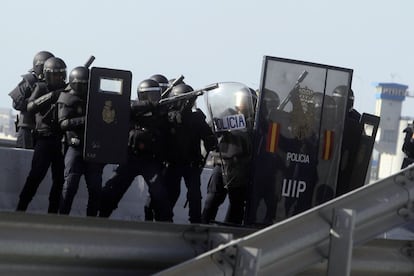 Policías antidisturbios se enfrentan a trabajadores de Navantia en Puerto Real.
