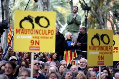 Més de 2.000 persones s'han concentrat davant el Palau de Justícia de Barcelona per rebre el president de la Generalitat, Artur Mas.