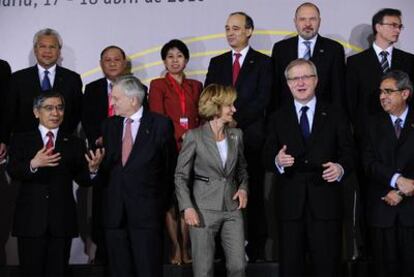 Los ministros de Economía y Finanzas de la Unión Europea posan tras la reunión de ayer en Madrid. Jean Claude Trichet, presidente del BCE, y Elena Salgado, vicepresidenta del Gobierno, en el centro.