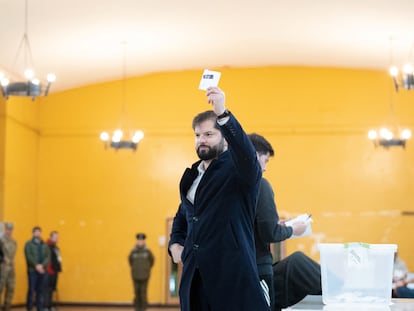 El presidente Gabriel Boric en una casilla de votación de Punta Arenas (Chile), este domingo.