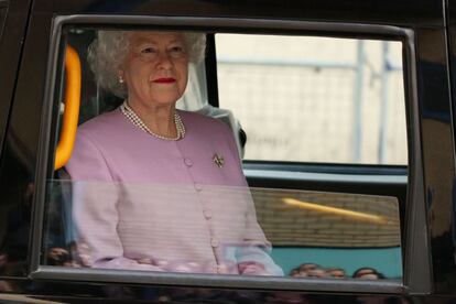Una figura de cera de la reina Isabel II de Gran Bretaña sentada en un taxi negro de Londres pasa frente al hospital St. Mary en el centro de Londres tras la noticia de que la duquesa de Cambridge haya dado a luz a su tercer hijo.