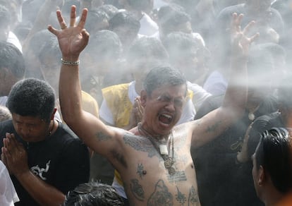 Un grupo de personas son mojadas durante la celebración del festival hindú Magic Tattoo en Nakhon (Tailandia), el 11 de marzo de 2017.
