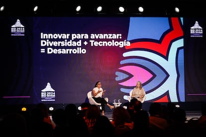 Tainara Caldas, gerente de recaudación de fondos de Reprograma e Irene Arias Hofman, gerente general de BID Lab, durante el panel ‘Innovar para Avanzar: Diversidad + Tecnología = Desarrollo’.