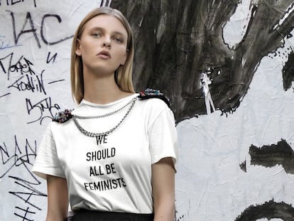 Camiseta blanca con mensaje “We Should All Be Feminists” (todos deberíamos ser feministas) de Dior.
Su directora creativa, Maria Grazia Chiuri, se inspiró en el título de un ensayo de la escritora Chimamanda Ngozi Adichie. Falda de volantes en tul negro de Dior, cadena con hombreras de Mibuh, y pulsera y anillo de Luxenter.