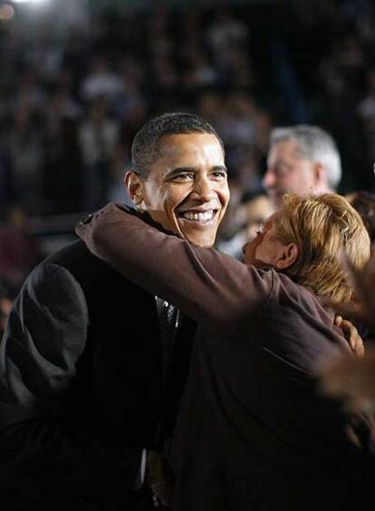 Una seguidora abraza a Barack Obama ayer en Nueva Orleans.