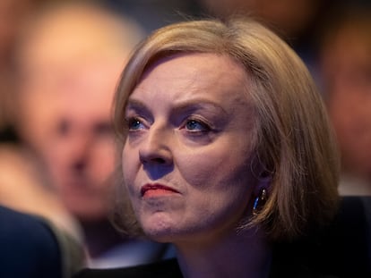 Liz Truss escucha en primera fila el discurso del ministro de Economía, este lunes en el congreso del Partido Conservador en Birmingham.