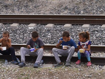 Migrant children in Huahuetoca (Mexico) wait to board a train heading north, in May 2023.