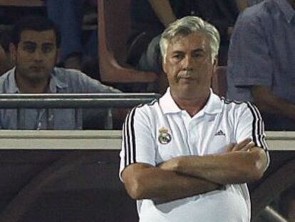Ancelotti, con Casillas detrás, en el banquillo.