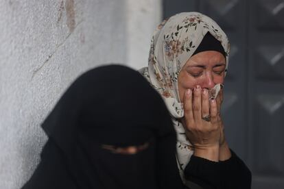 Una mujer llora a sus familiares muertos, tras un ataque israelí, frente al hospital Najjar de Rafah, al sur de la franja de Gaza, este martes.