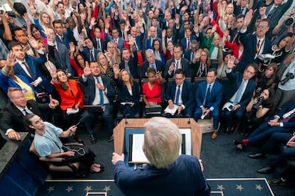 Reporteros alzan la mano pidiendo turno de palabra durante la comparecencia del Presidente estadounidense Donald Trump, este lunes en la Casa Blanca, Washington.
