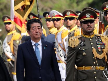 El presidente iraní, Hasan Rouhani, recibe al primer ministro japonés, Shinzo Abe, en Teherán, Irán.