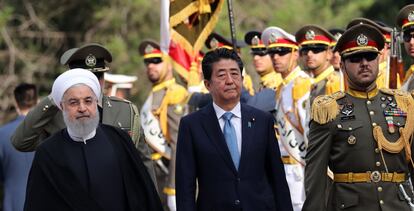 El presidente iraní, Hasan Rouhani, recibe al primer ministro japonés, Shinzo Abe, en Teherán, Irán.