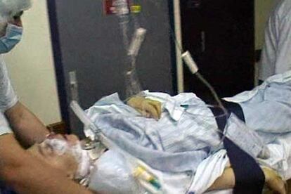 La paciente, en una camilla a la salida del quirófano el domingo tras el trasplante, en una imagen de un vídeo.
