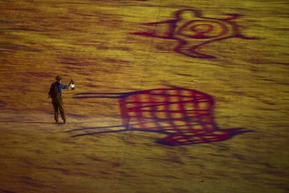 Em um dos momentos da cerimônia, desenhos rupestres foram projetados no Maracanã.