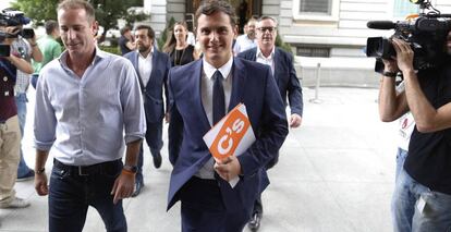 Albert Rivera saliendo del Congreso de los Diputados. 