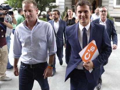 Albert Rivera saliendo del Congreso de los Diputados. 