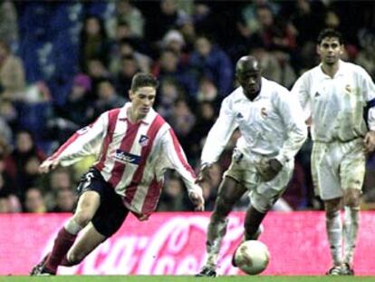 Torres conduce el balón ante Makelele y Hierro durante un amistoso hace un año.