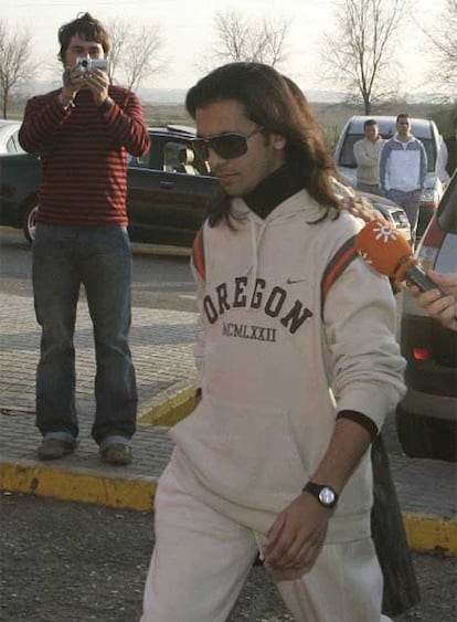 Aparentemente tranquilo, el artista se bajó de su vehículo ataviado con ropa deportiva y con unas grandes gafas de sol, cogió del maletero del coche dos mochilas y se dirigió a la verja de entrada a la cárcel acompañado por sus familiares para introducirse en la sala de visitas. Allí, Farruquito se despidió de ellos.