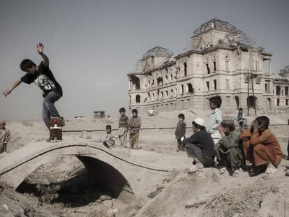 Un grupo de chavales practicando 'skate' en Afganistán.