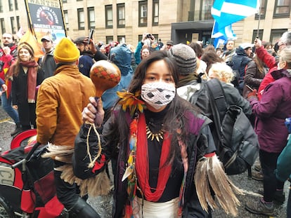 A ativista Taily Terena, no sábado na manifestação de Glasgow.