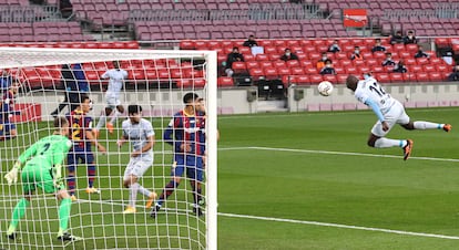 Diakhaby cabecea de forma acrobática para marcar el primer gol del Valencia, ayer en el Camp Nou. / ALBERT GEA (REUTERS)