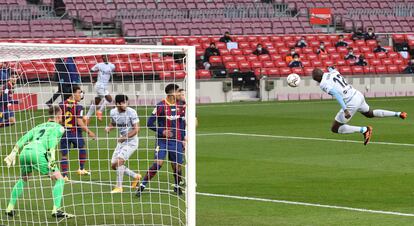 Diakhaby cabecea de forma acrobática para marcar el primer gol del Valencia, ayer en el Camp Nou. / ALBERT GEA (REUTERS)