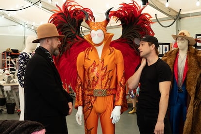 El figurinista Julian Day y Taron Egerton en el set de ‘Rocketman’.