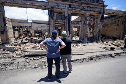 Josh Green, gobernador de Hawái, junto a Deane Criswell, administradora de la Agencia Federal para el Manejo de Emergencias (FEMA en inglés), observando un edificio destruido por el incendio, el sábado 12 de agosto.
