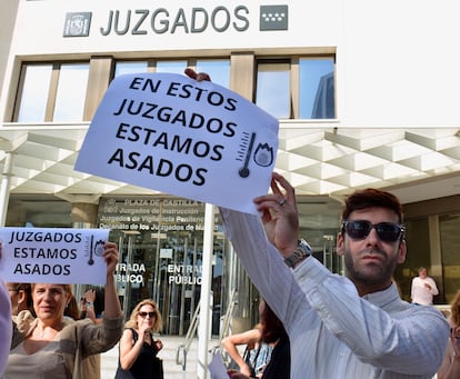 Un trabajador judicial protesta frente a la sede por las altas temperaturas.