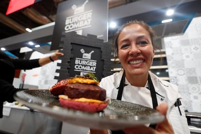 Vanessa San Jose Matilla, de La Bistroteca, en Madrid, ha ganado con su receta de Hamburguesa Wellington el primer primer campeonato de hamburguesas premium organizado por Lantmännen Unibake y Grupo Gourmets y celebrado en la Feria de Alimentación y Bebidas de Calidad Salón Gourmets.