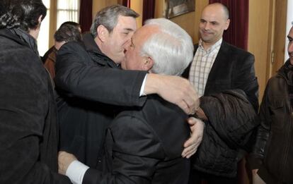 Jos&eacute; Luis Baltar se abraza con el gerente del Inorde, Jos&eacute; Manuel Rodr&iacute;guez.