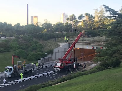 Una grúa de los bomberos de Madrid retira los escombros caídos en el túnel del Planetario.