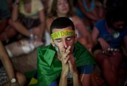 No Rio de Janeiro, homem aguarda ao resultado do impeachment. 