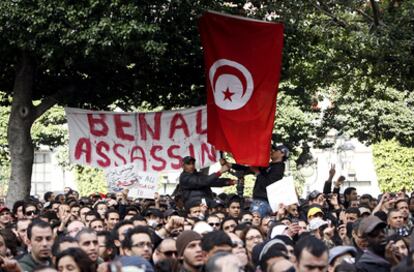 Protestas frente al ministerio del Interior de Túnez.