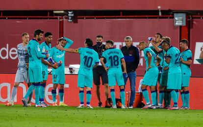 Messi se dirige al grupo durante un descanso del partido.