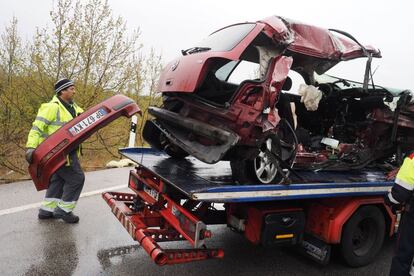 Una grúa retira un vehículo accidentado en la N-II, el pasado 26 de marzo.