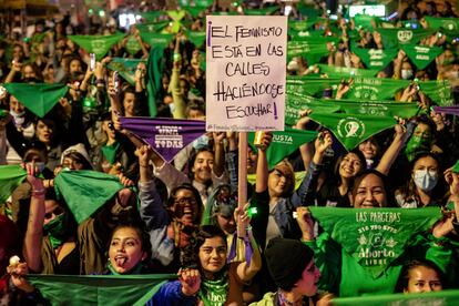 ‘Colombia, objetivo: La paz’ es el título de otra exposición fuera de concurso impulsada por International Action Peace y curada por Consuelo Bautista. Un trabajo donde la fotógrafa Alexa Rochi, desde su experiencia como guerrillera de las FARC y firmante de paz, y Federico Ríos Escobar, reconocido fotógrafo que lleva más de una década relatando el conflicto desde sus entrañas, ofrecen su mirada a la historia reciente del país sudamericano, en paralelo e interpelándose entre sí.