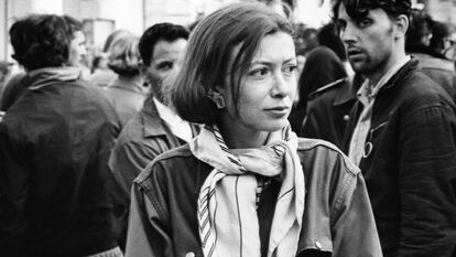 La escritora Joan Didion cubre una manifestación hippy en San Francisco, en 1967.